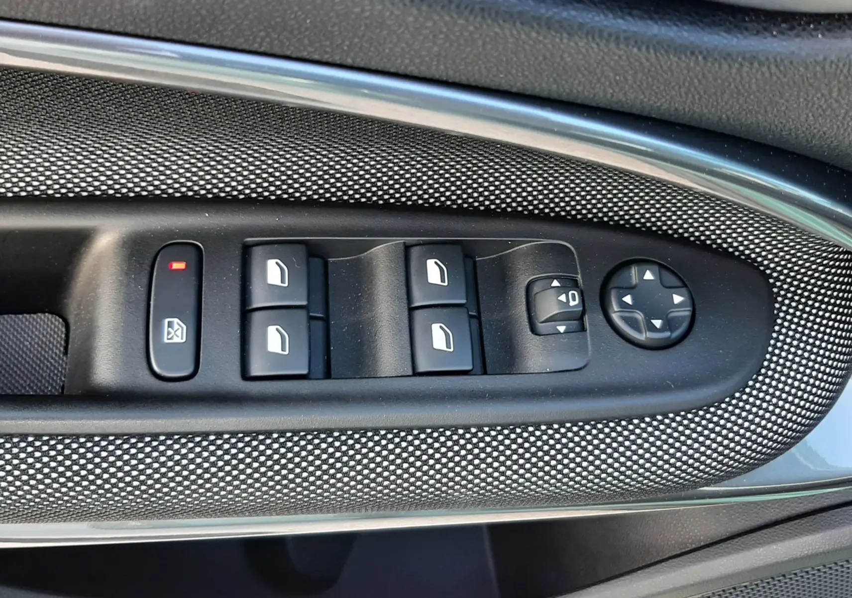 Gros plan sur les commandes de lève-vitres et rétroviseurs côté gauche intérieur d'une FIAT 600 1.2 Hybrid 2025.