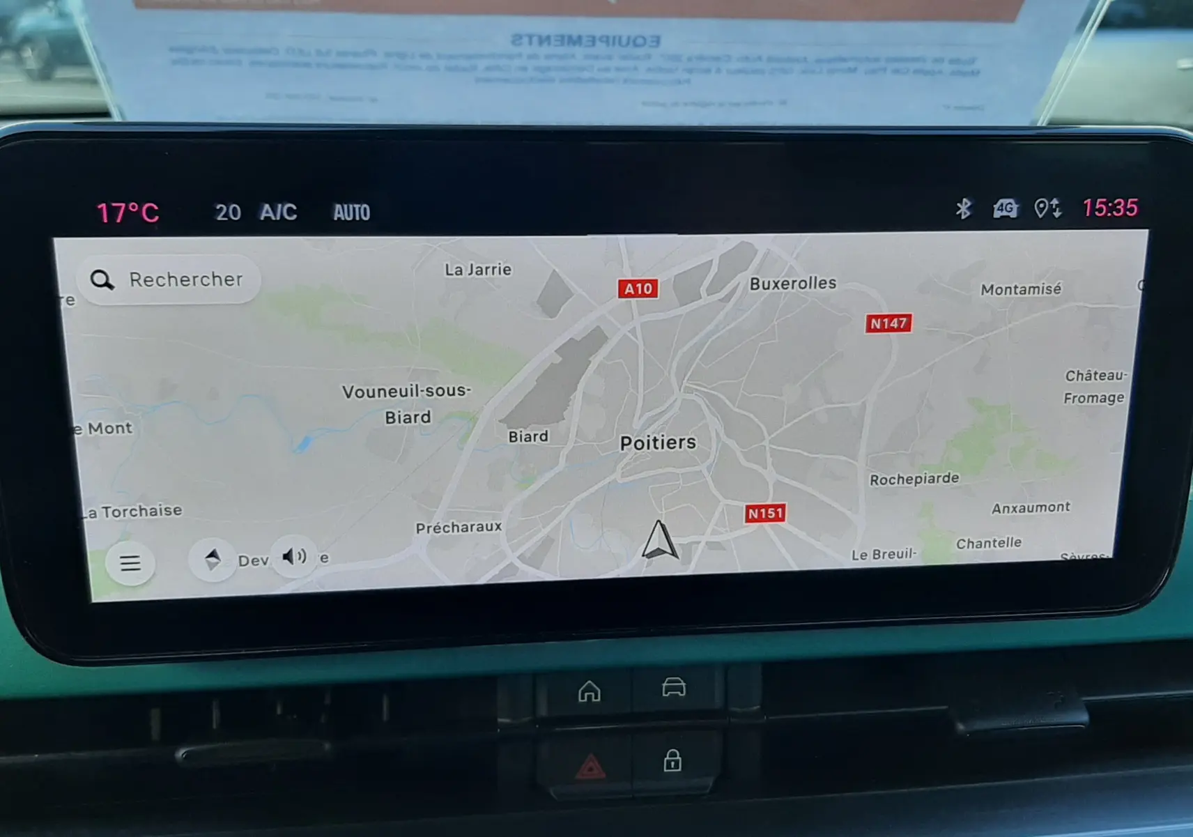 Écran tactile central affichant la navigation GPS dans un FIAT 600 vert Sky, intérieur avec commandes climatisation visibles.