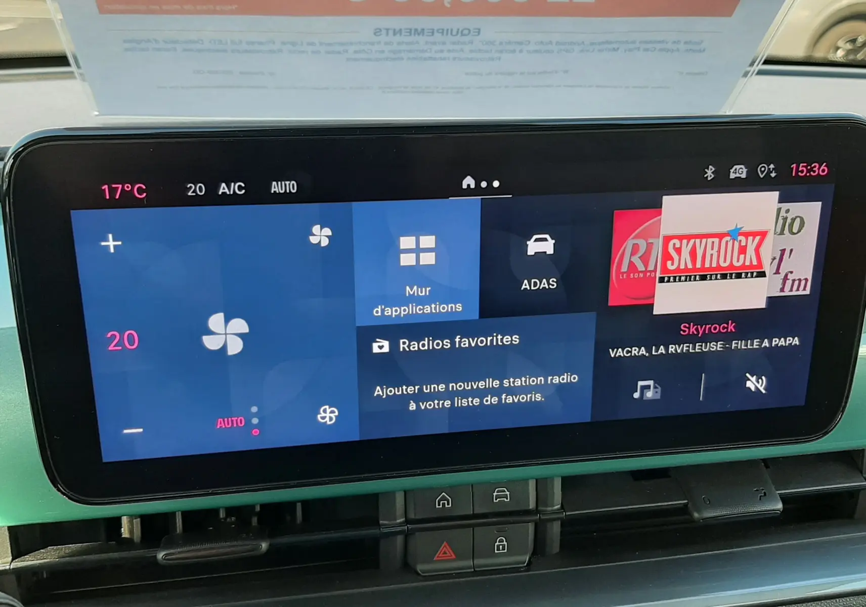 Écran tactile central du tableau de bord de la FIAT 600 1.2 Hybrid 2025, avec interface radio et climatisation visible.