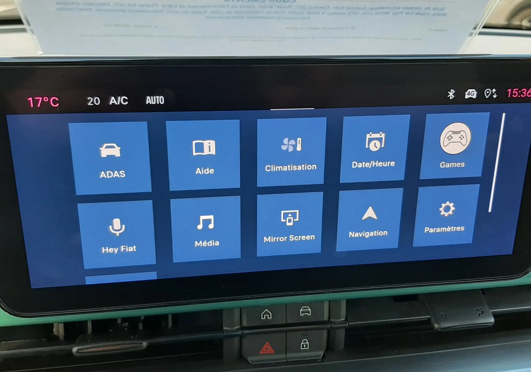 Écran tactile central de la FIAT 600 1.2 Hybrid 2025 affichant les options de climatisation, navigation et médias.