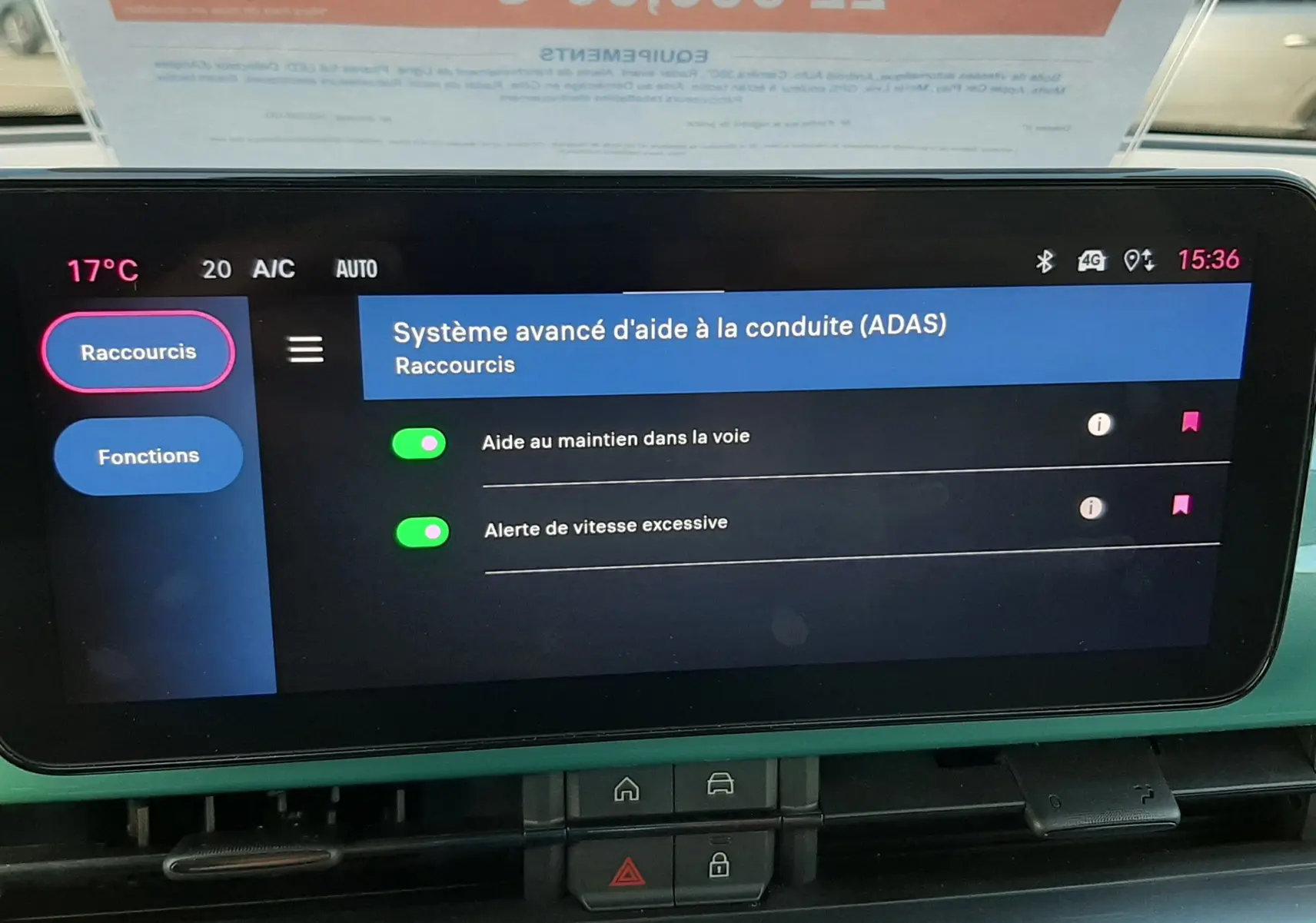 Écran tactile intérieur du FIAT 600 1.2 Hybrid 136ch 2025 affichant les aides à la conduite, vue frontale rapprochée.