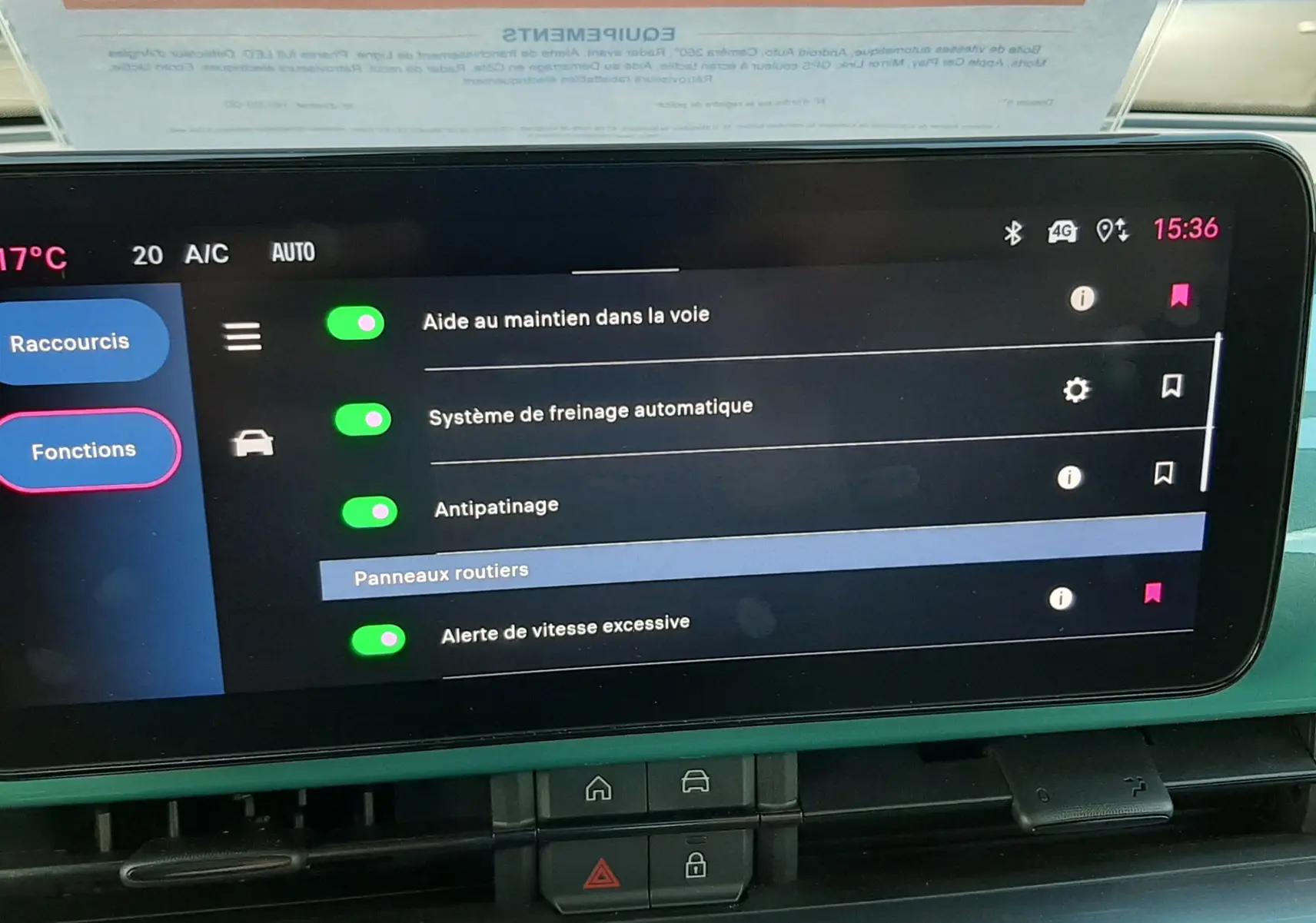 Écran tactile central de la FIAT 600 vert Sky 2025 affichant les options d’aide à la conduite en intérieur.
