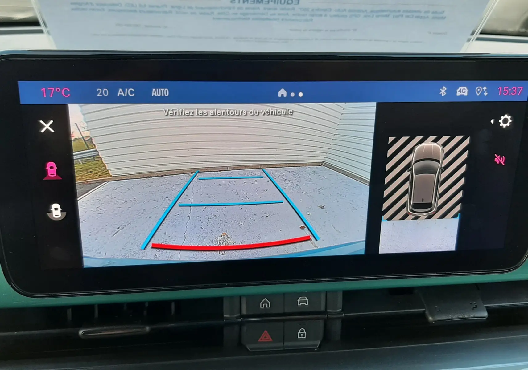 Écran intérieur montrant la caméra de recul et l'affichage 360° du Fiat 600 vert Sky, tableau de bord moderne.
