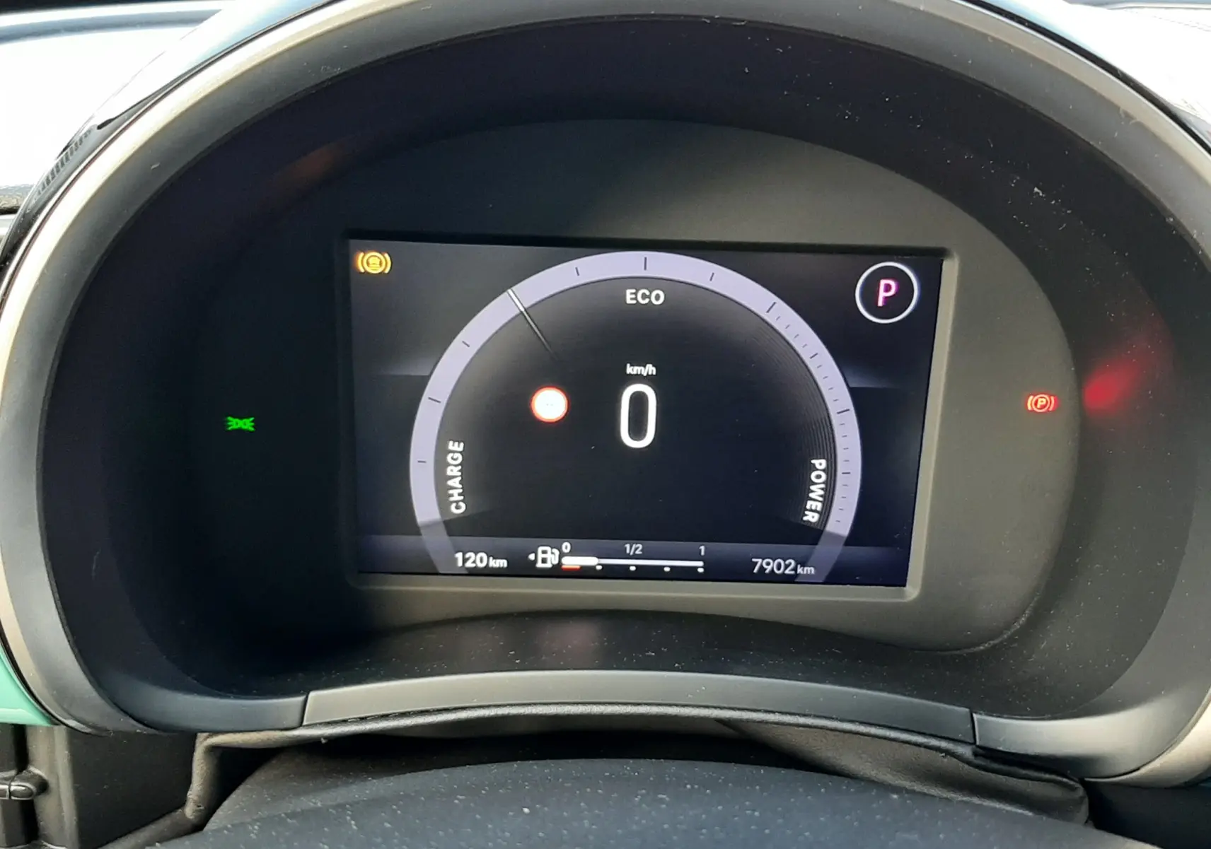 Vue rapprochée du tableau de bord numérique de la FIAT 600 1.2 Hybrid 2025, avec affichage ECO et compteur à zéro.