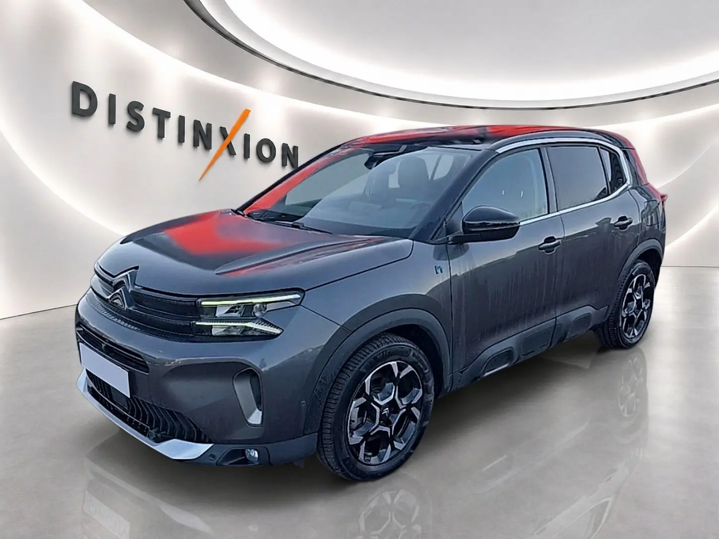 Citroën C5 Aircross hybride gris platinium en 3/4 avant droit, avec jantes noires et toit noir contrasté.
