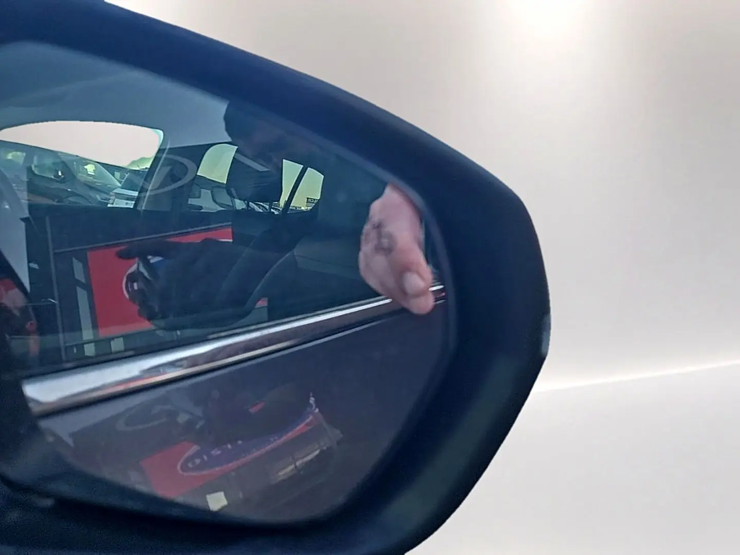 Rétroviseur extérieur droit reflétant la porte gris platinium du Citroën C5 Aircross hybride rechargeable 2024.