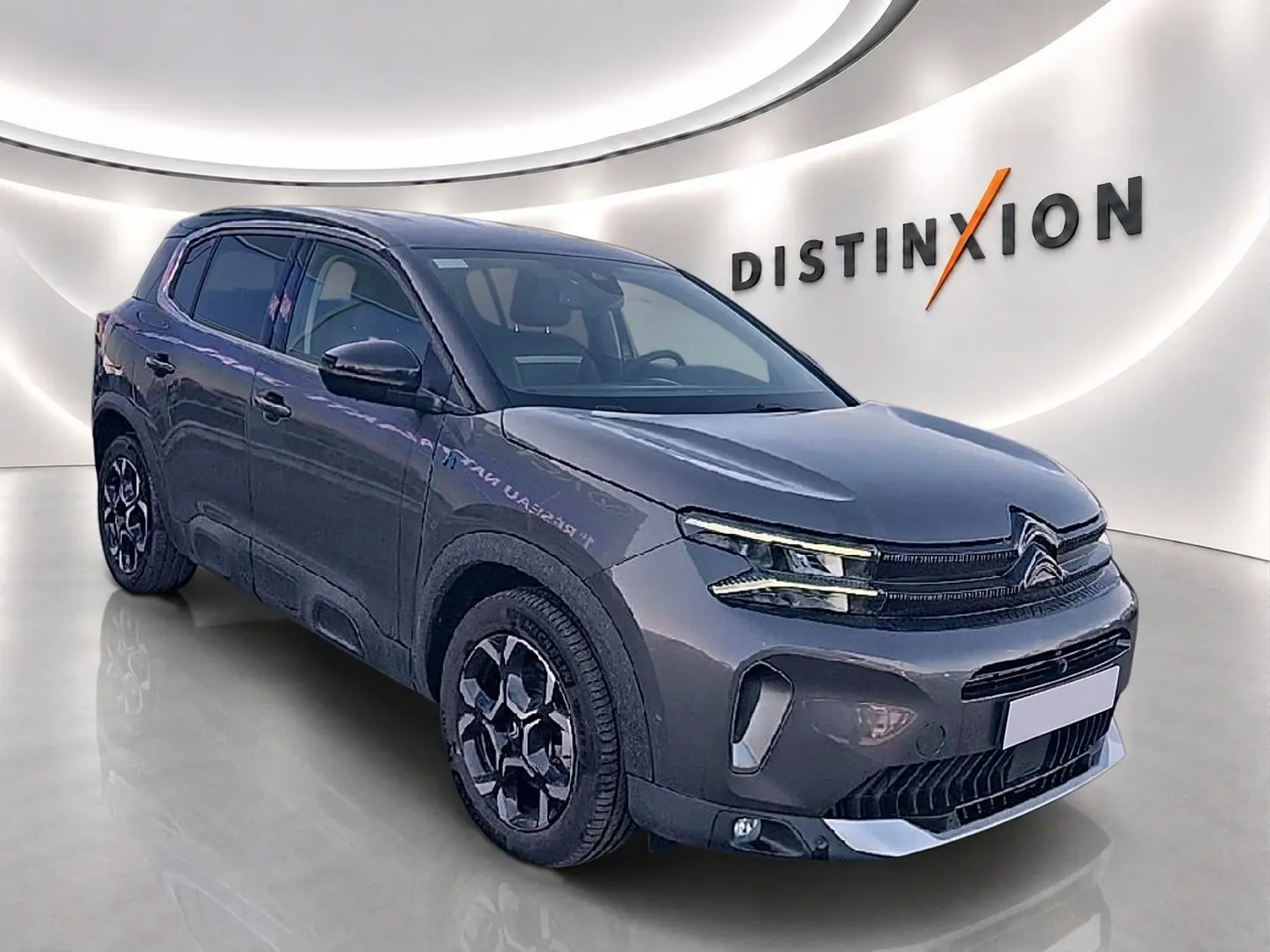 SUV Citroën C5 Aircross gris platinium en 3/4 avant droit, avec jantes alu et calandre distinctive.