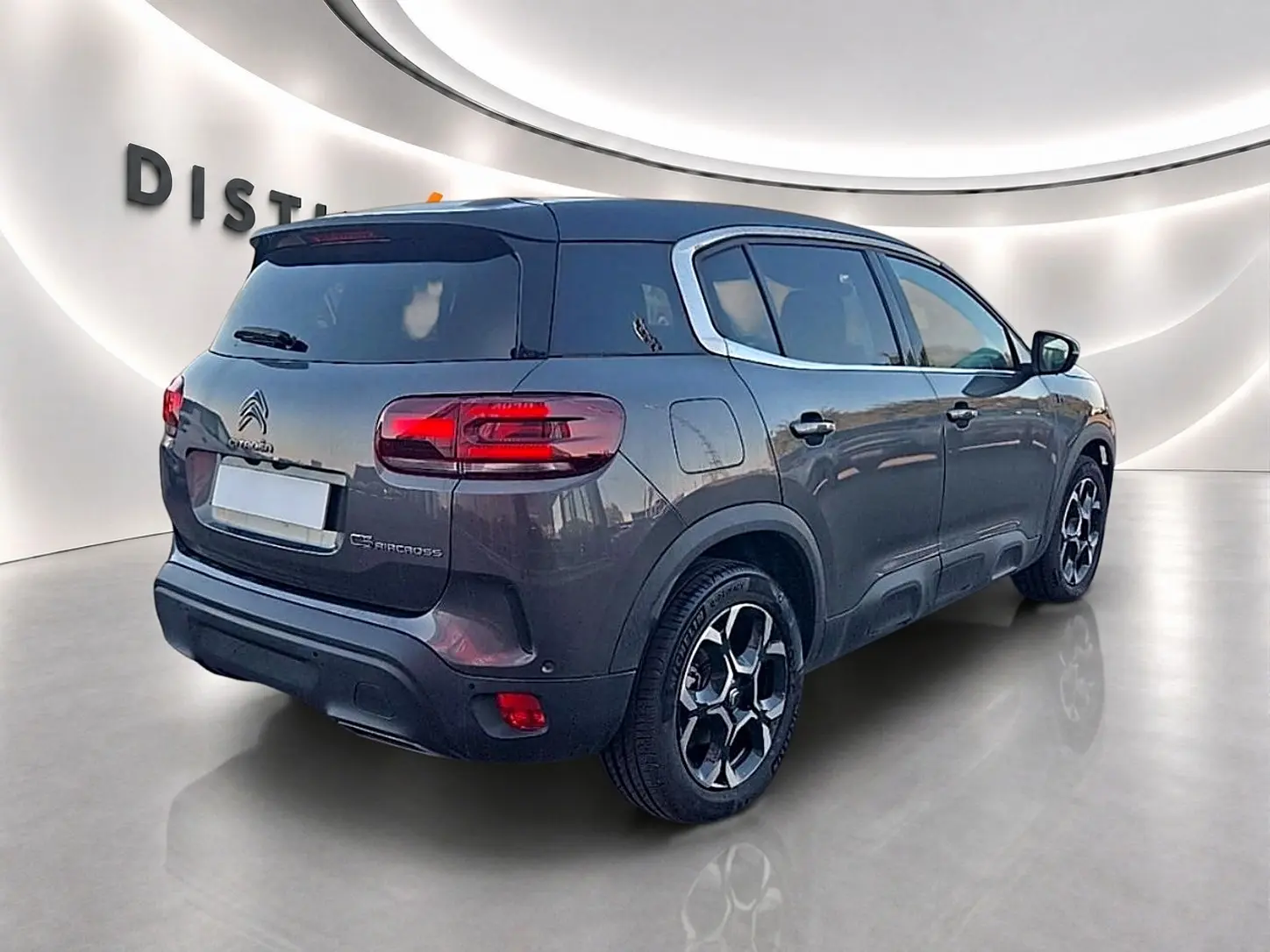 Vue 3/4 arrière droite du Citroën C5 Aircross gris platinium avec jantes alu et vitres teintées.