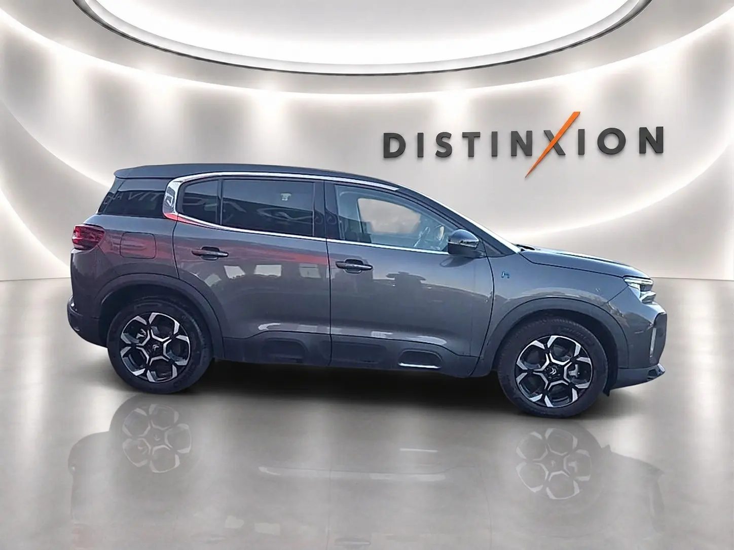Vue profil droit du Citroën C5 Aircross gris platinium 2024 avec jantes alu et toit noir contrasté.