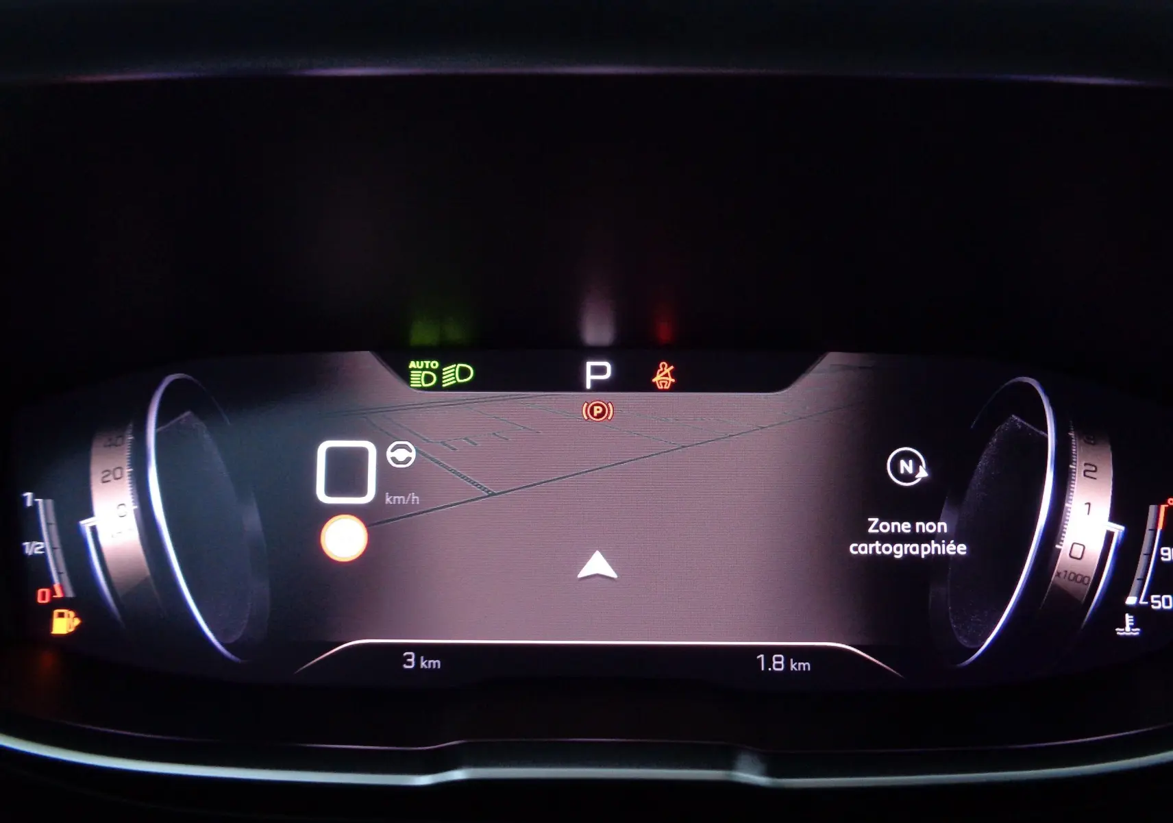 Affichage numérique du tableau de bord du Peugeot 3008 gris, montrant la vitesse à 0 km/h et la navigation inactive.