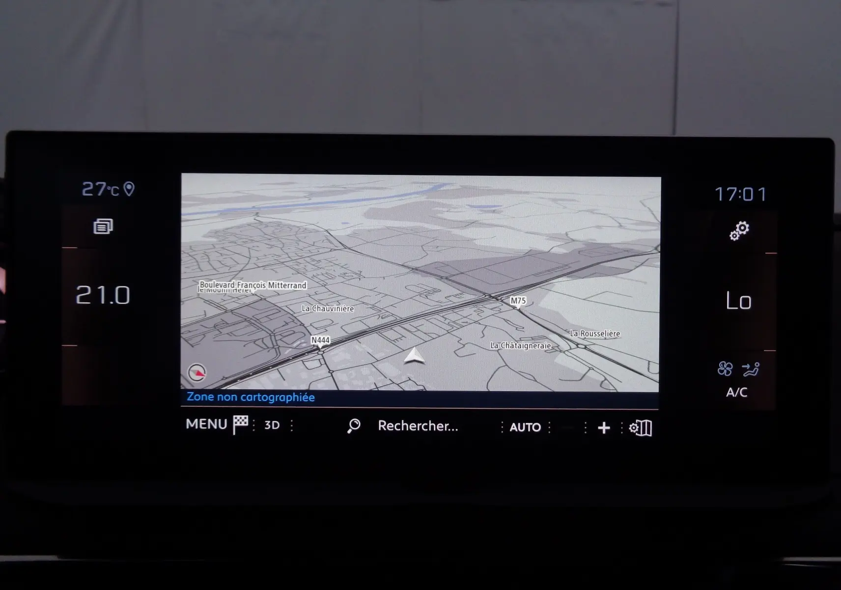 Écran tactile du système de navigation et climatisation du Peugeot 3008 gris Artense, affichant une carte en 3D.