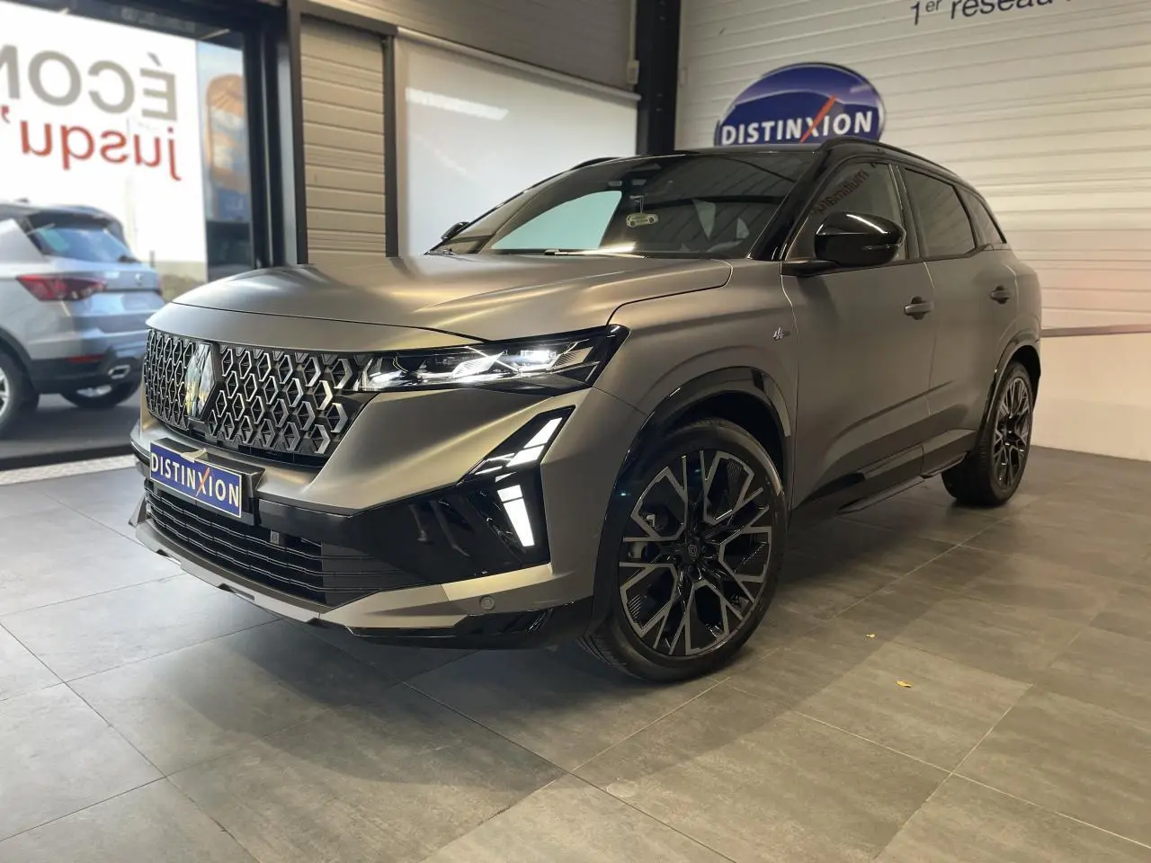 Renault Austral Esprit Alpine 2025 gris satin mat et toit noir, vue 3/4 avant avec jantes noires diamantées