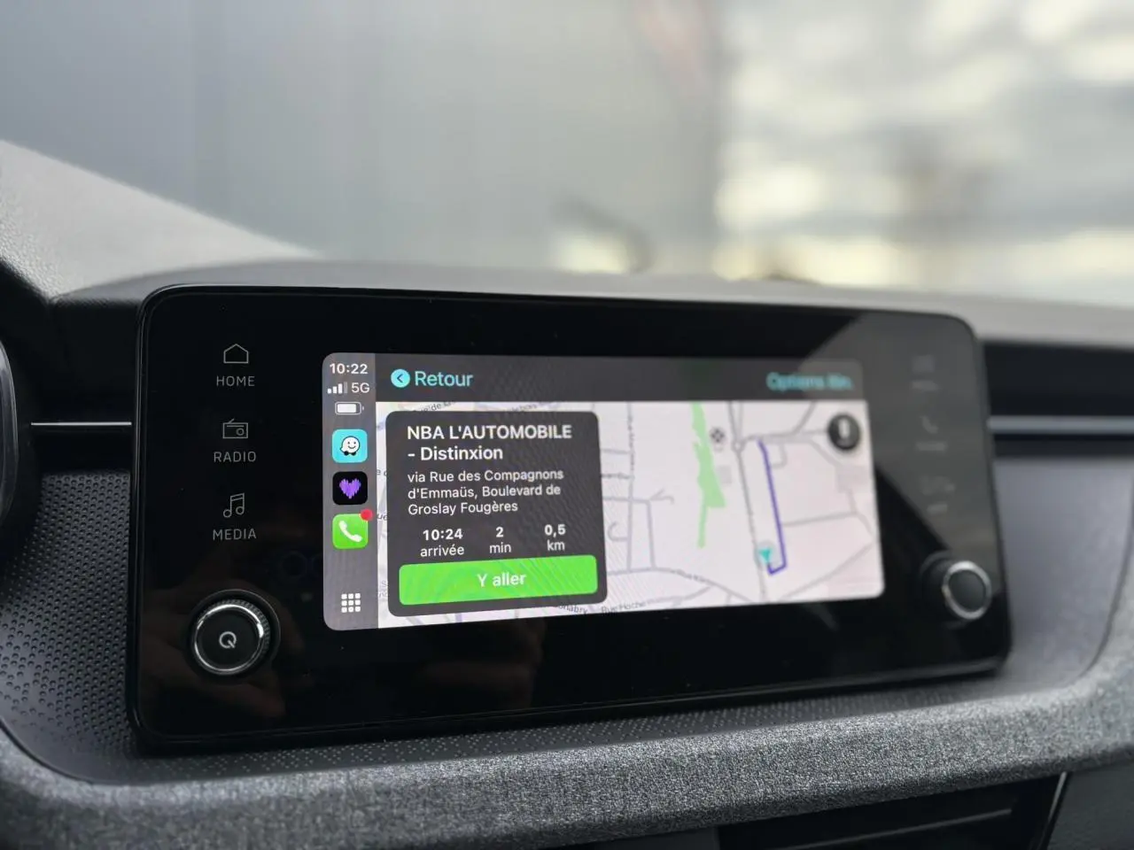 Écran tactile central du Skoda Kamiq 2025 affichant la navigation Apple Car Play en intérieur gris.