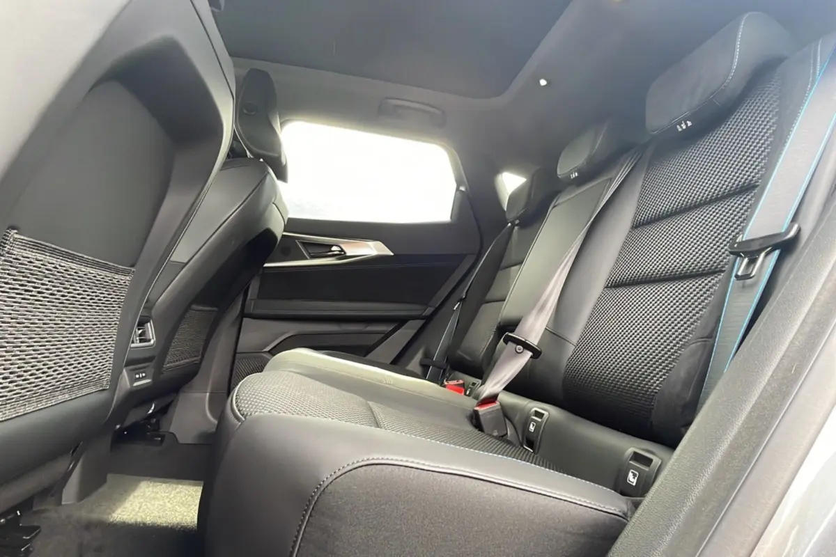 Vue intérieure arrière droite des sièges en cuir noir et tissu semi-alcantara du Renault Austral New 200 Esprit Alpine 2026.