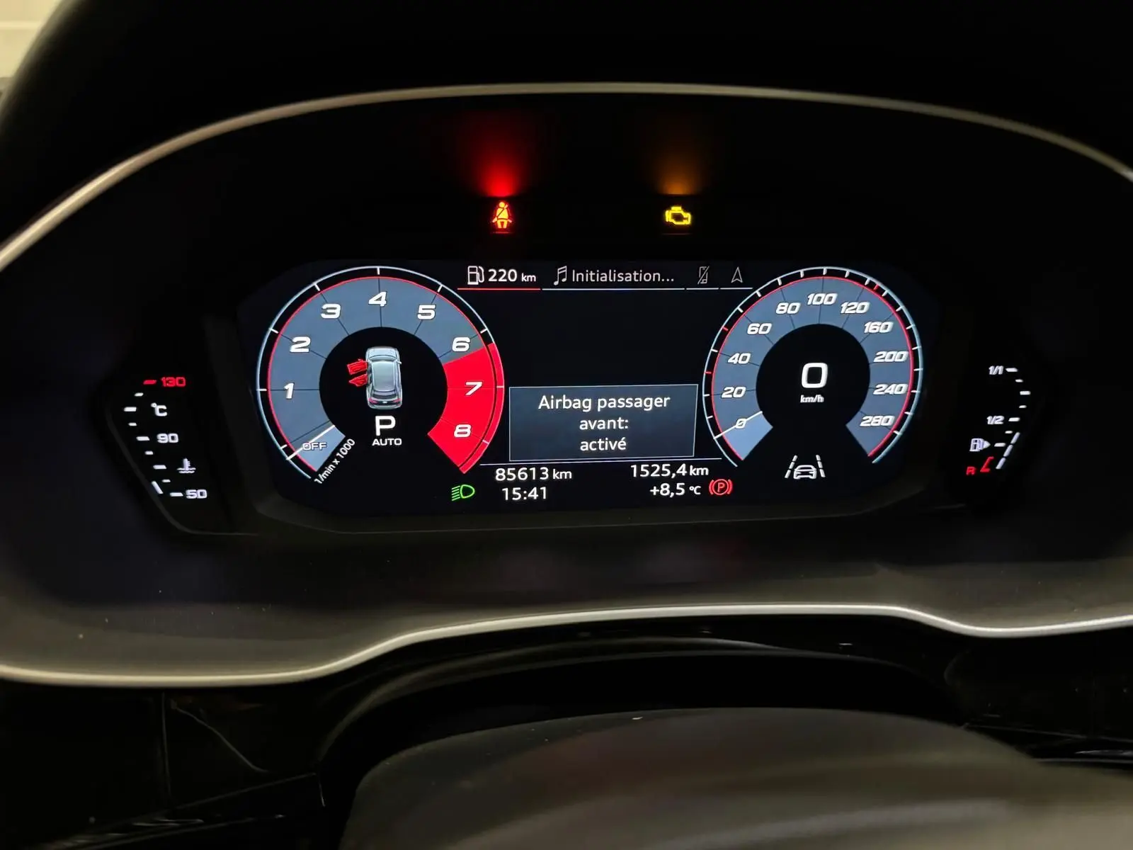 Vue rapprochée du tableau de bord numérique de l'Audi Q3 Business, affichant la vitesse, le régime et alertes actives.