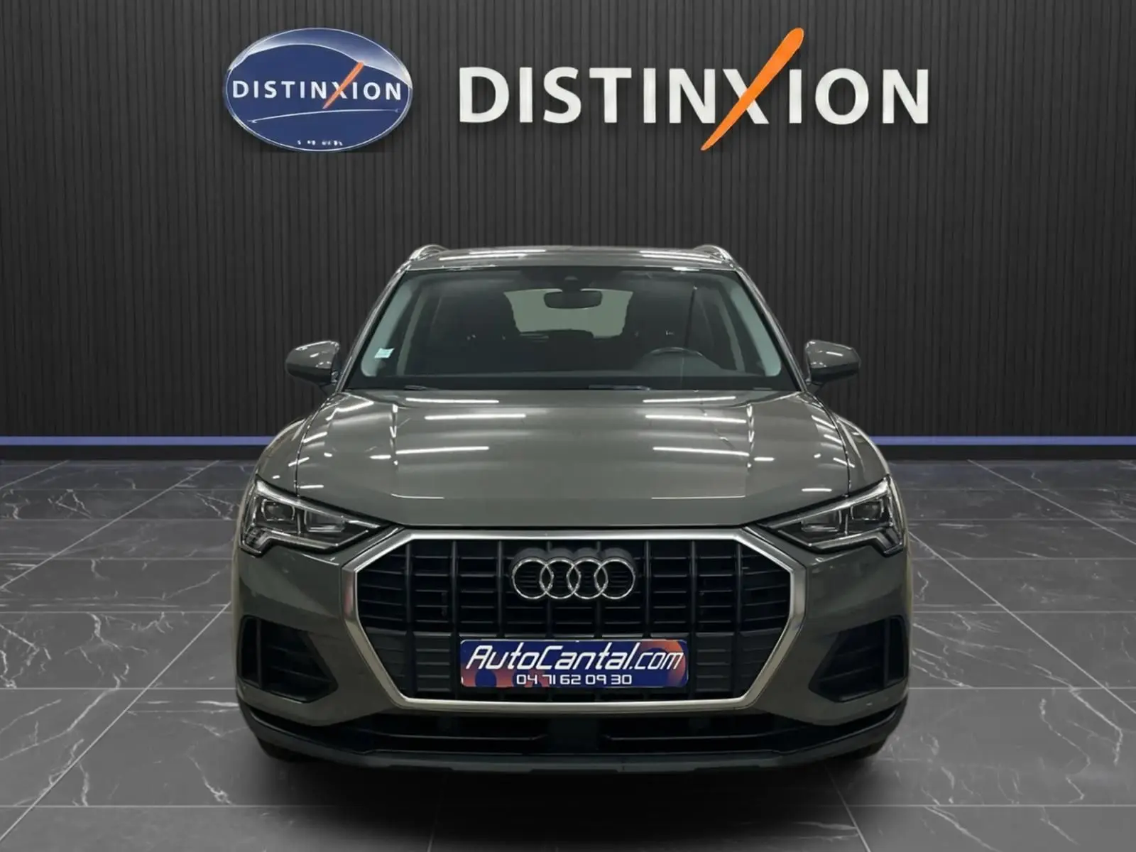Audi Q3 Business gris vue de face, mettant en valeur la calandre hexagonale et les phares LED anguleux.