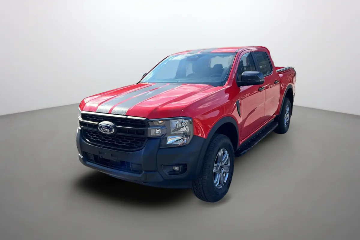 Ford Ranger 2025 rouge racing en 3/4 avant droit avec bandes grises et jantes alu 17 pouces tout-terrain.