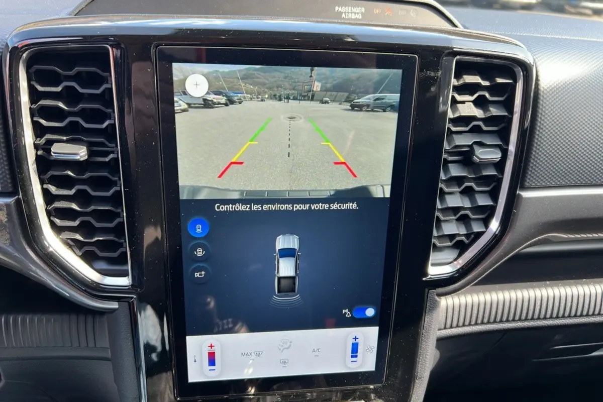 Gros plan sur l'écran tactile central affichant la caméra de recul du Ford Ranger rouge racing 2025.