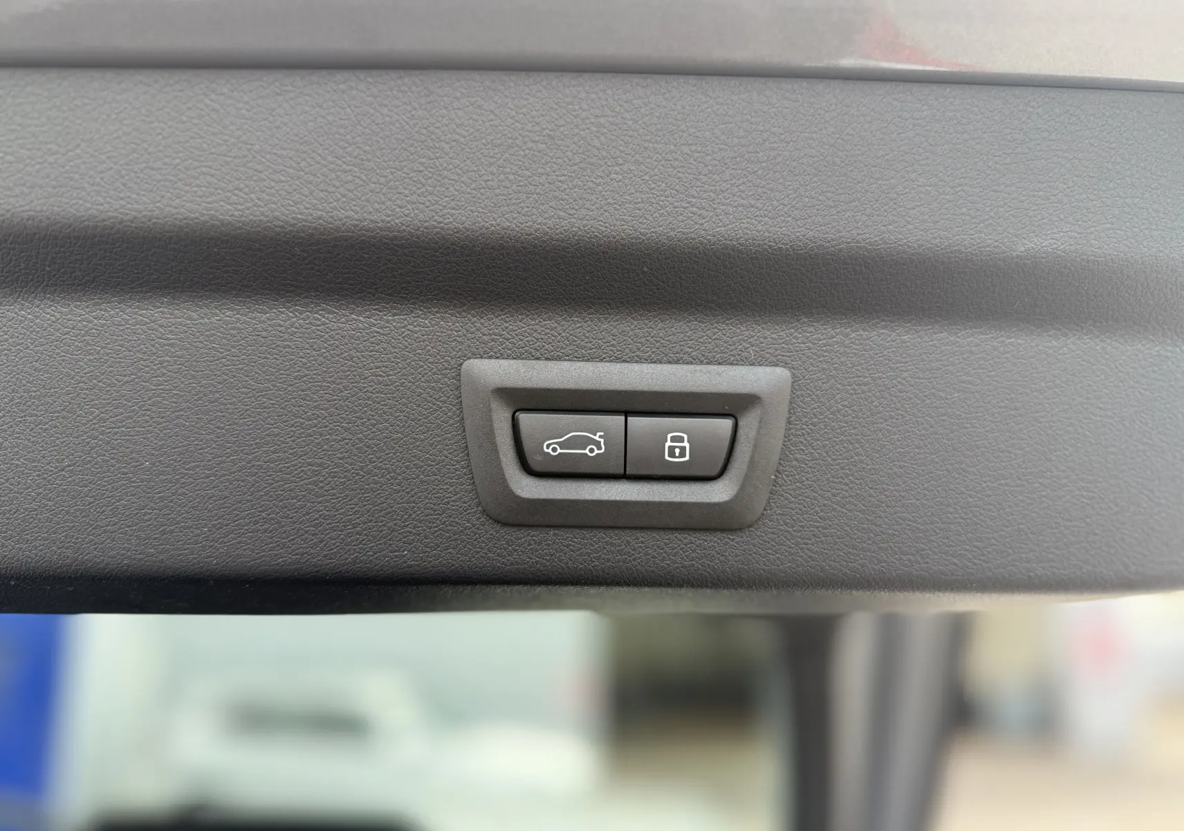 Boutons d'ouverture et de verrouillage électrique du hayon sur la partie intérieure du coffre d'une BMW X2 Skyscraper 2025.