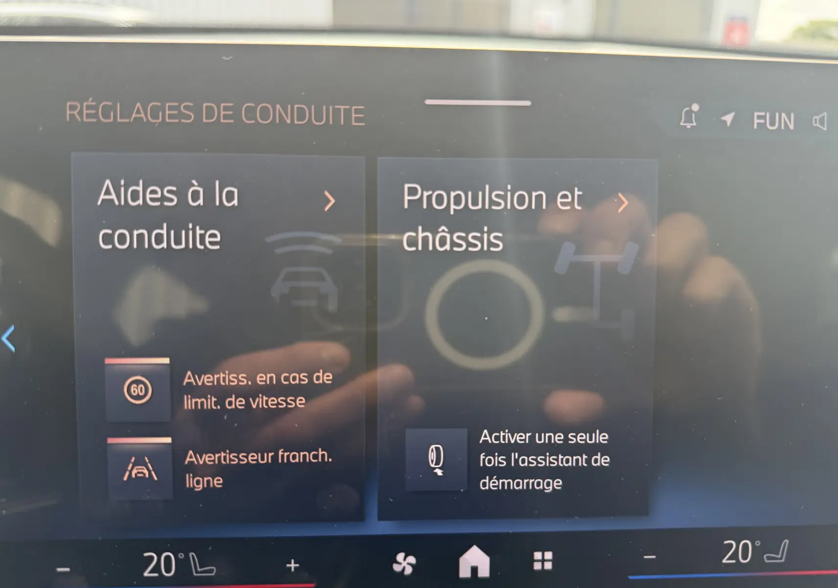 Écran tactile intérieur du BMW X2 2025 montrant les réglages de conduite avec interface en français.