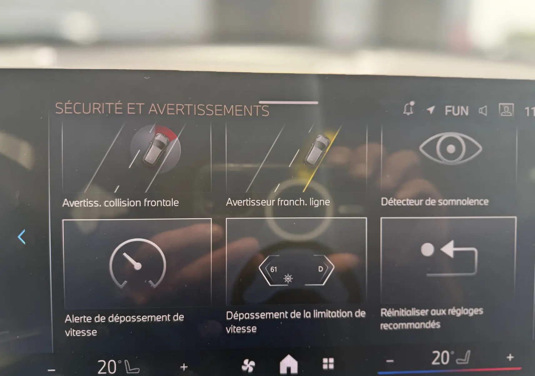 Écran intérieur du BMW X2 2025 montrant les alertes de sécurité et d’assistance à la conduite en français.