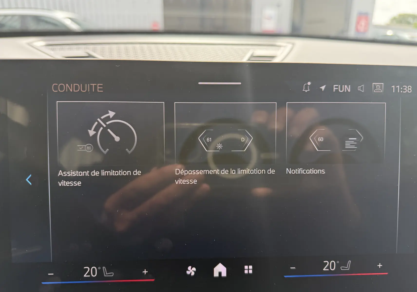 Écran tactile intérieur de la BMW X2 2025 affichant les options d'assistant de limitation de vitesse et notifications.