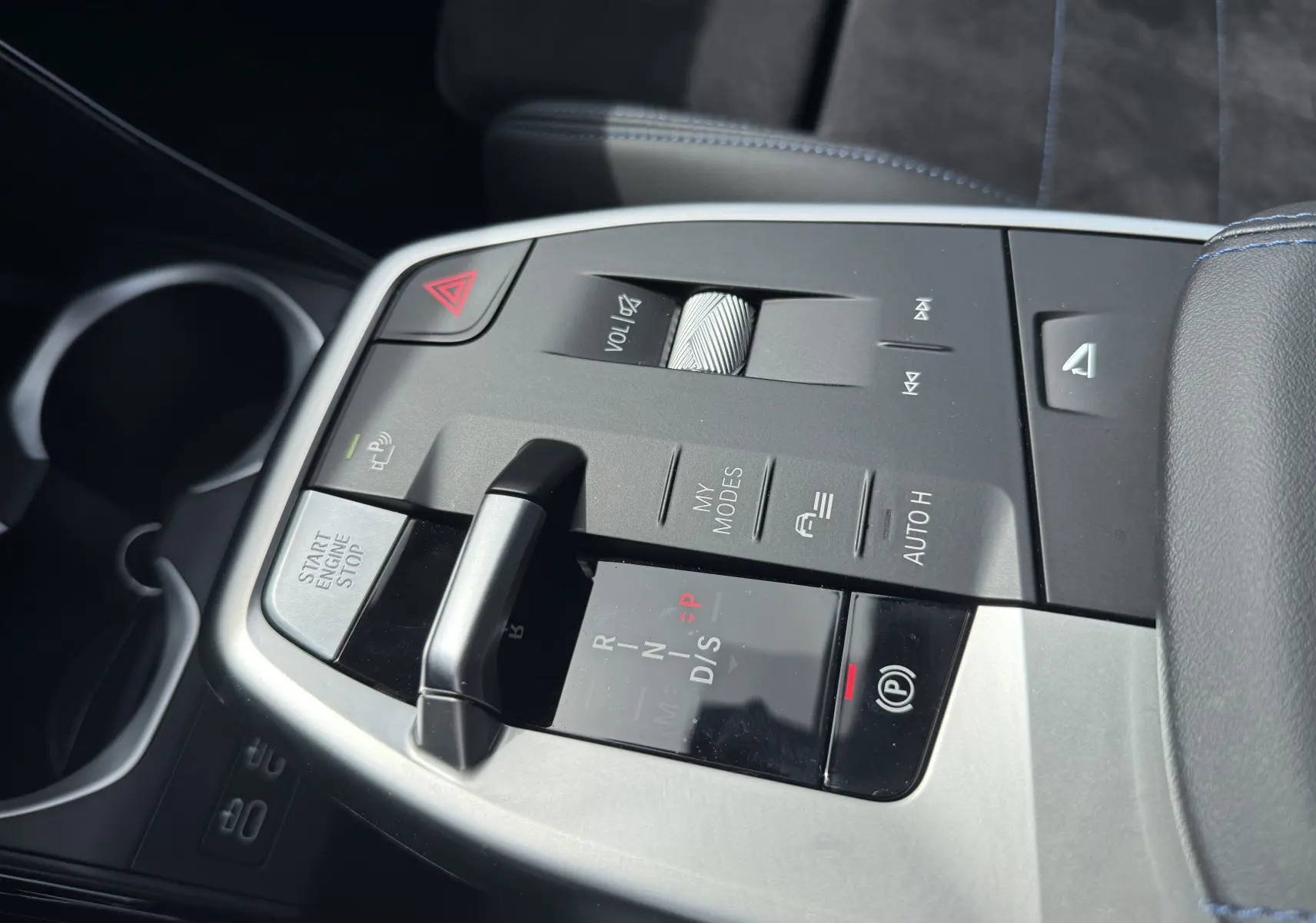 Gros plan sur la console centrale du BMW X2 2025 Skyscraper, montrant le levier de vitesses et les commandes de démarrage et modes de conduite.