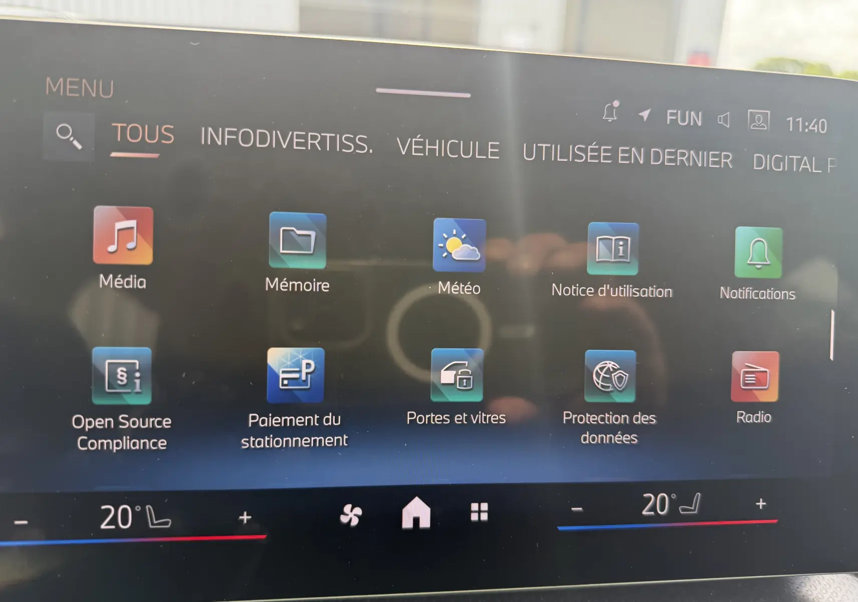 Écran tactile central de la BMW X2 2025 affichant le menu principal avec icônes colorées sur fond noir.