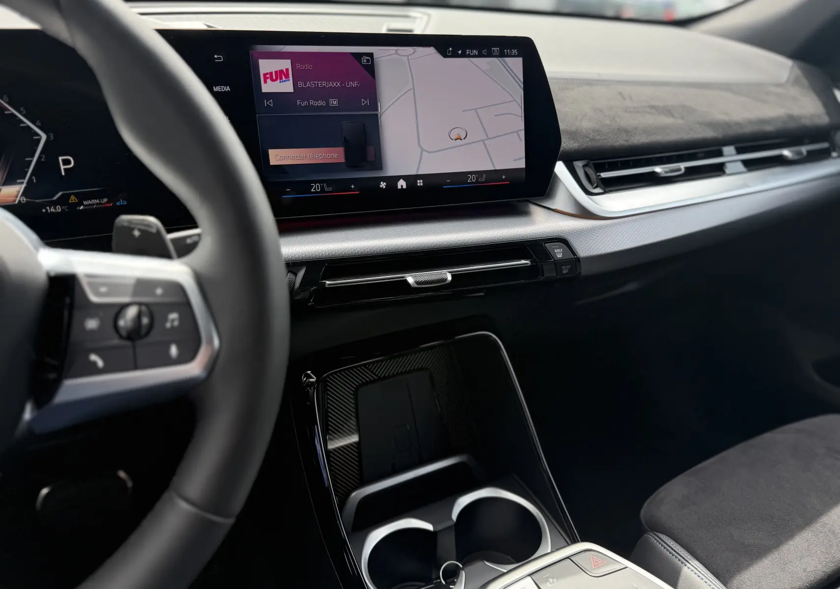 Vue intérieure côté conducteur du tableau de bord et écran tactile du BMW X2 2025 avec finition noire et détails modernes.