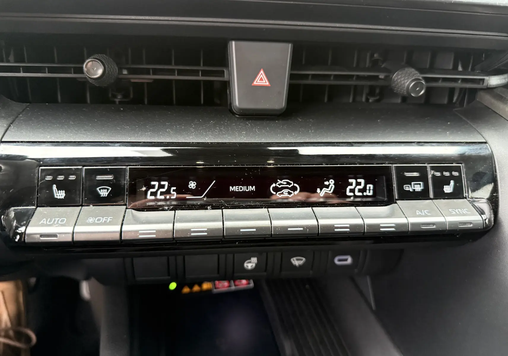 Panneau de commande de la climatisation digitale du Toyota C-HR Hybride 2024, affichage des températures à 22,5°C et 22°C.