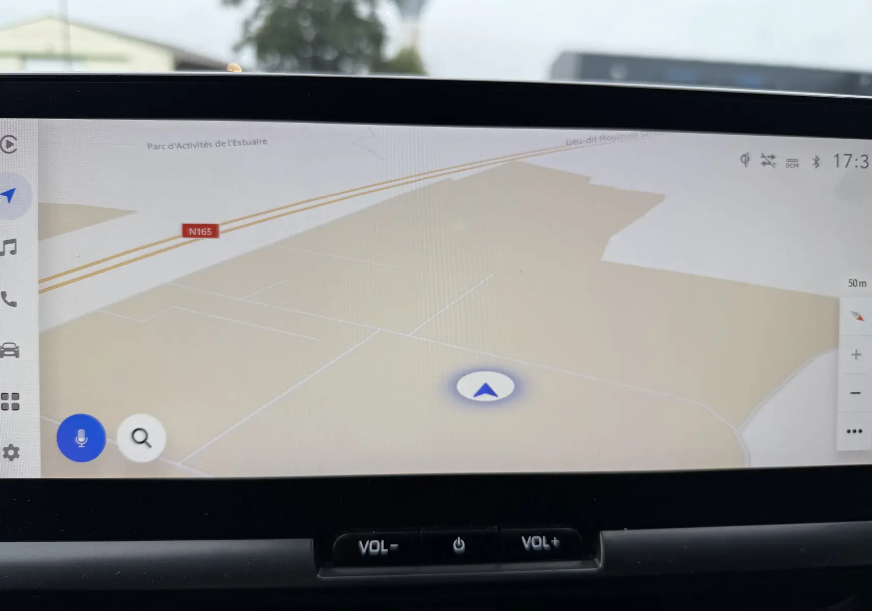 Écran tactile du système de navigation du Toyota C-HR Hybride 2024, affichant une carte avec commandes tactiles.
