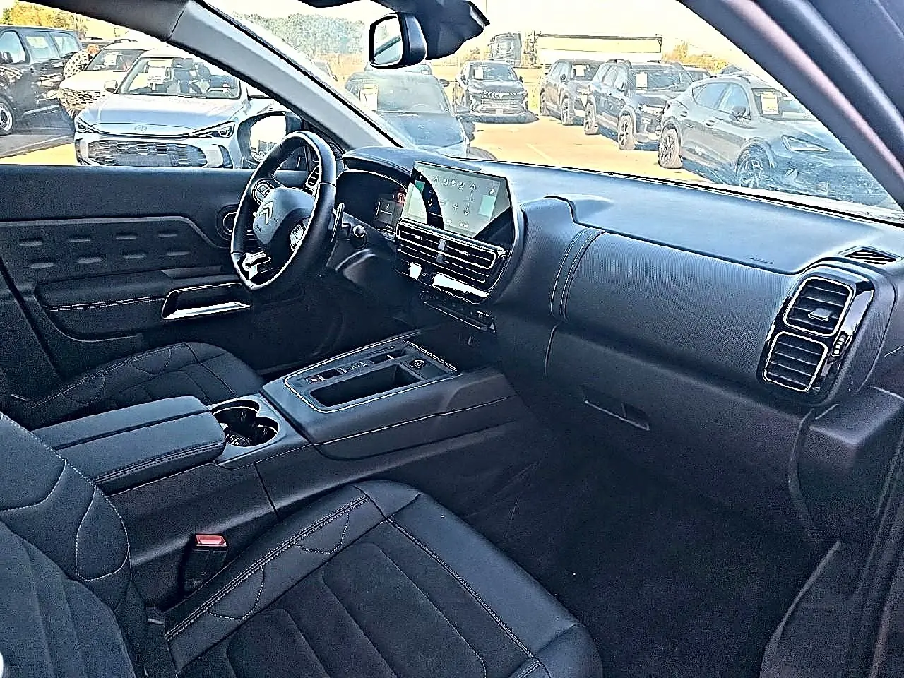 Vue intérieure côté conducteur du Citroën C5 Aircross 2024 gris platinium, avec tableau de bord et écran tactile central.