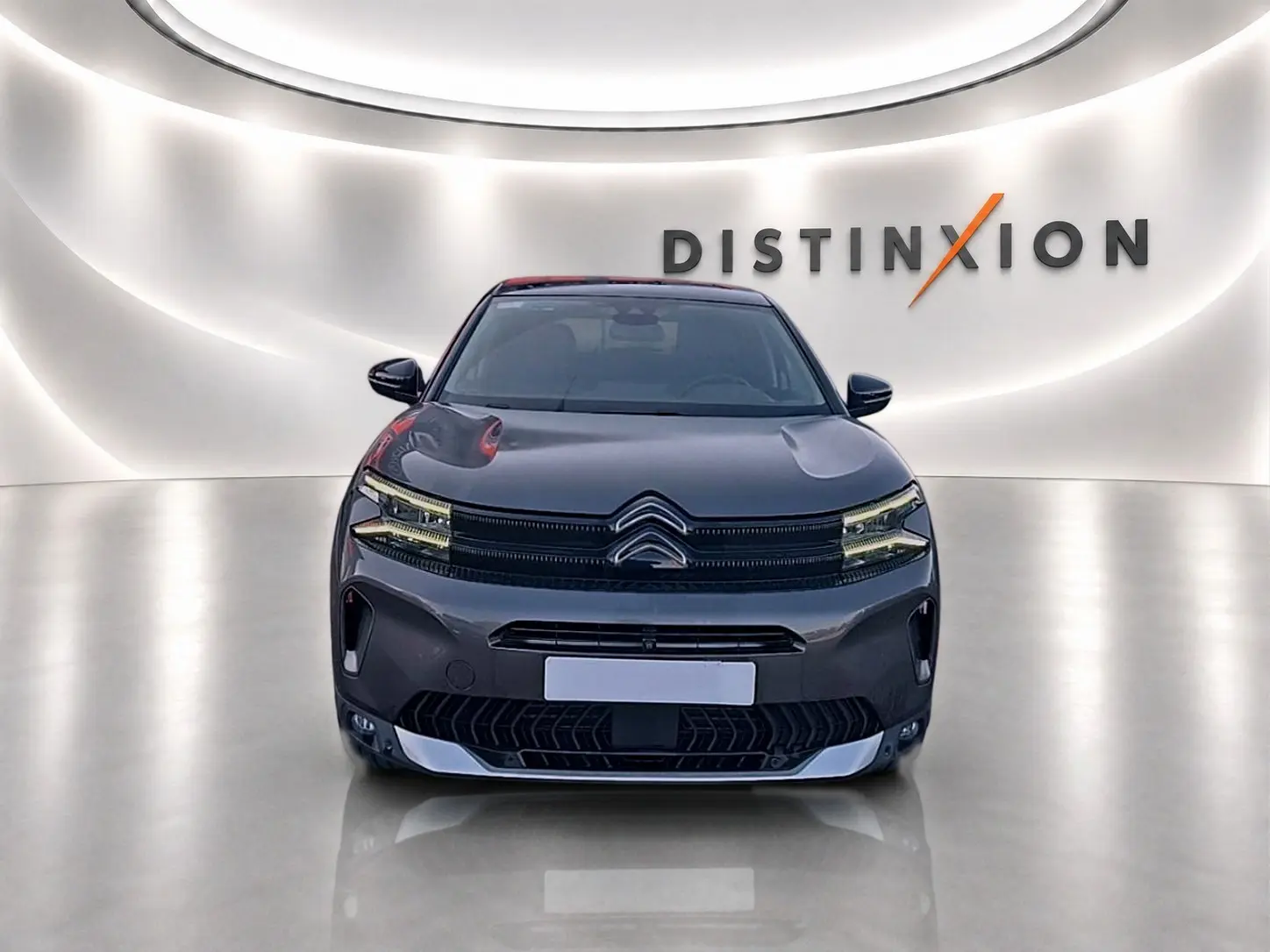 Vue frontale d'un Citroën C5 Aircross gris platinium 2024 avec calandre distinctive et éclairage LED.