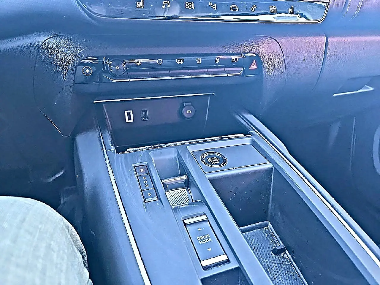 Vue rapprochée de la console centrale du Citroën C5 Aircross 2024, avec bouton start et commandes de boîte automatique.