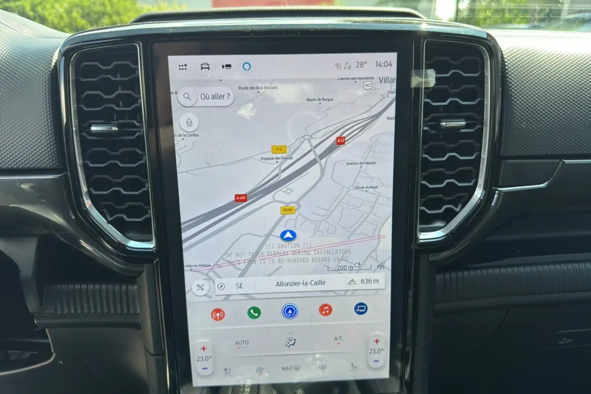 Vue rapprochée de l’écran tactile vertical du Ford Ranger gris carbone, affichant la navigation GPS avec carte détaillée.