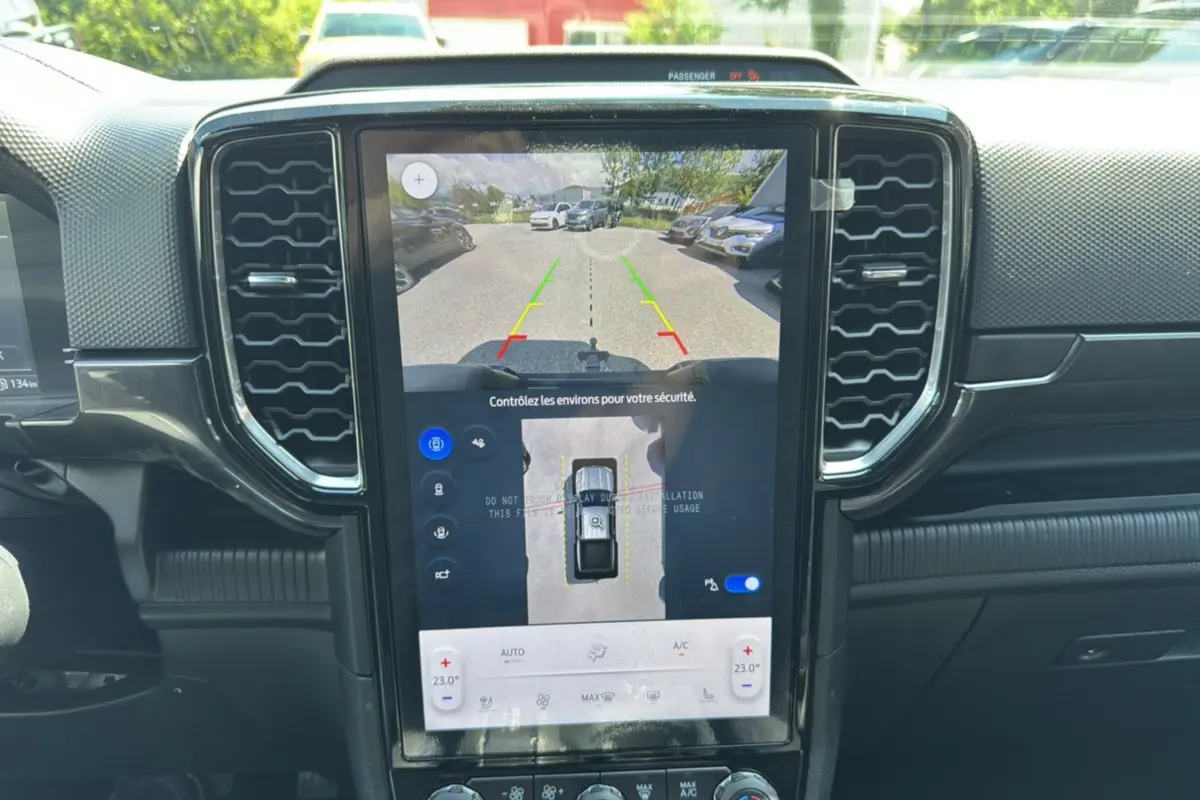 Écran central tactile du Ford Ranger 2026 gris carbone montrant la caméra 360° et la vue arrière en stationnement.