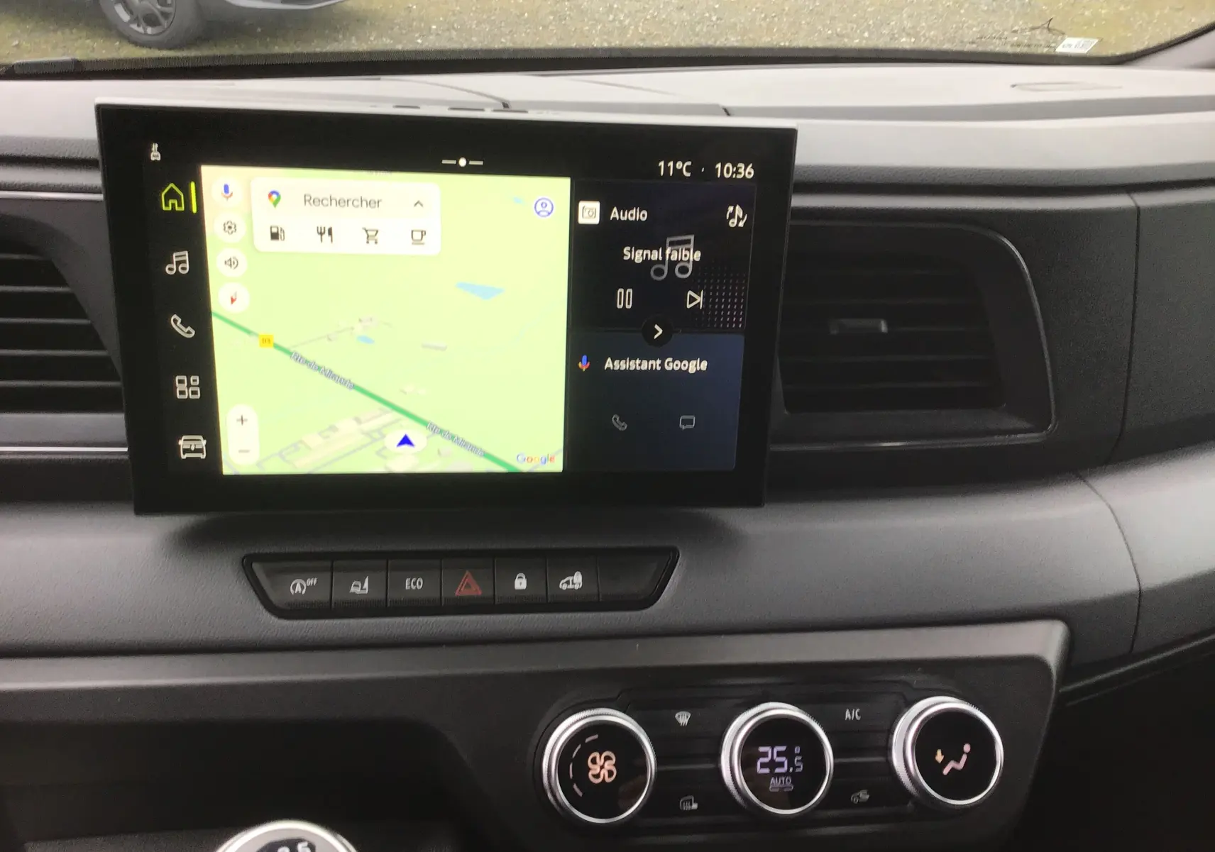 Vue intérieure du tableau de bord du Renault Master 2025, écran tactile central avec navigation et commandes climatisation.