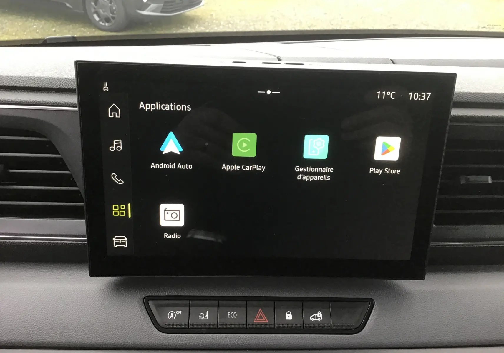 Écran tactile central du tableau de bord du Renault Master blanc, affichant les applications Android Auto et Apple CarPlay.
