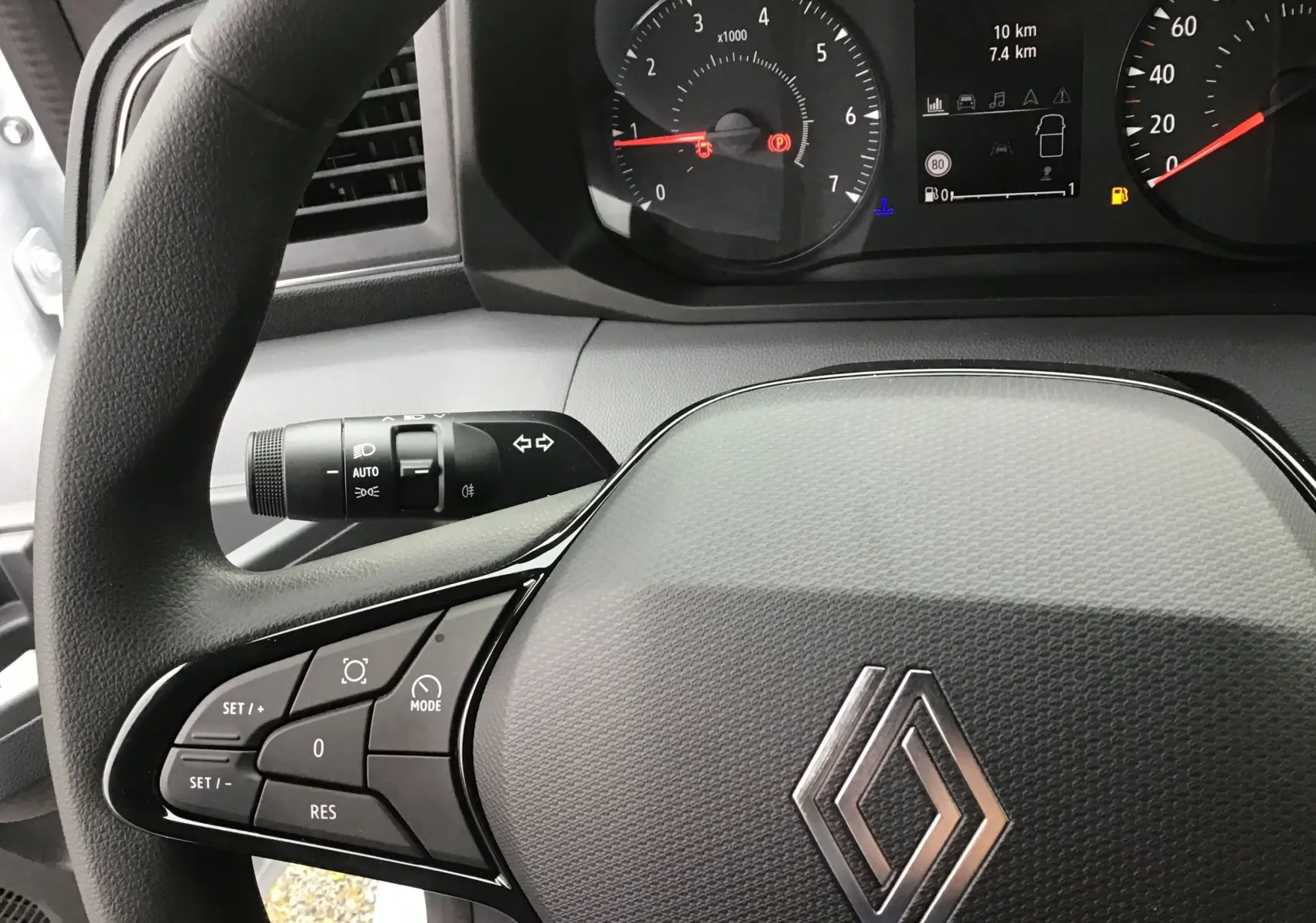 Vue rapprochée du volant noir du Renault Master 2025 avec commandes intégrées et tableau de bord digital.