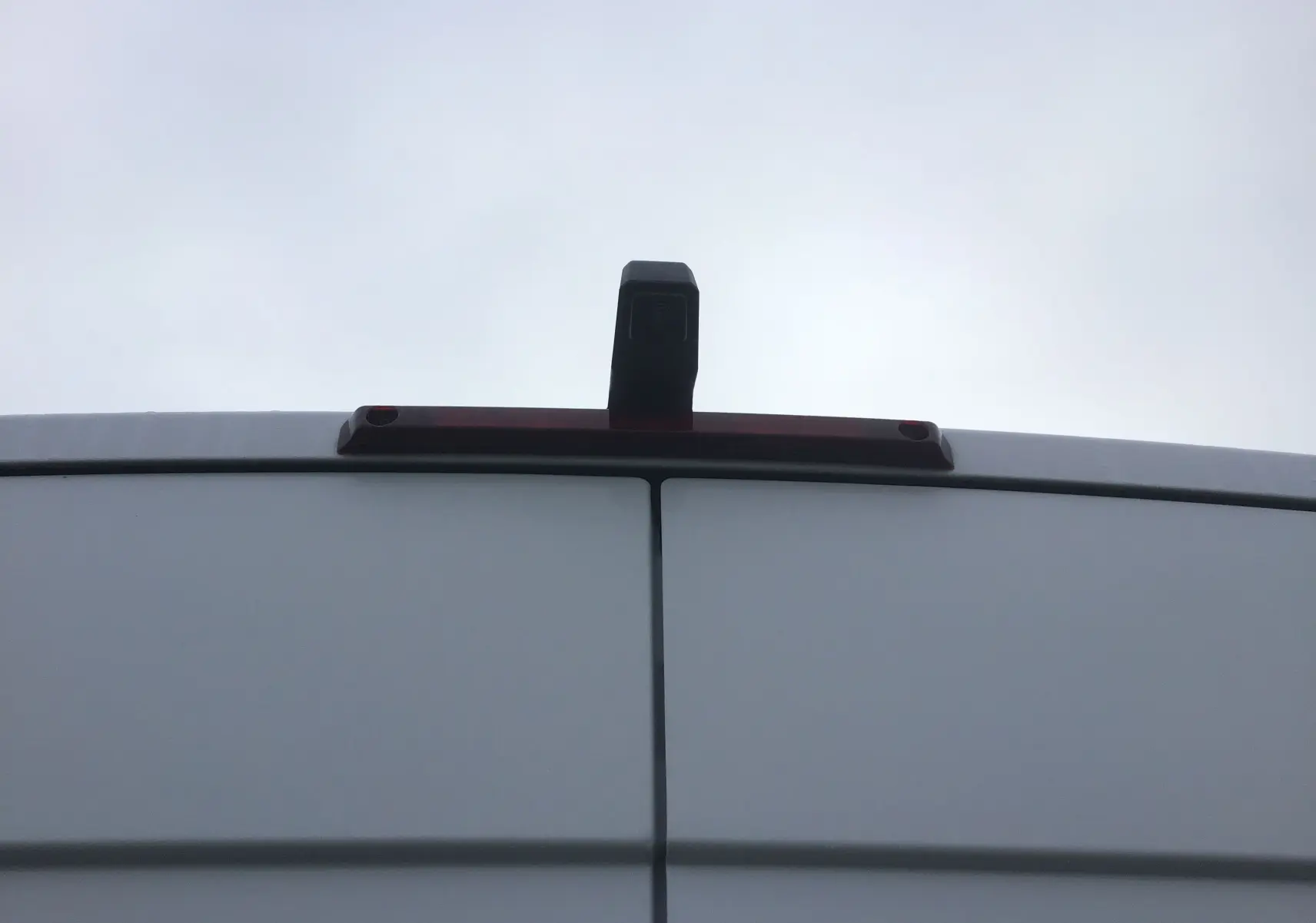 Vue rapprochée de l’arrière blanc du Renault Master L2H2 avec caméra de recul intégrée au-dessus des portes.