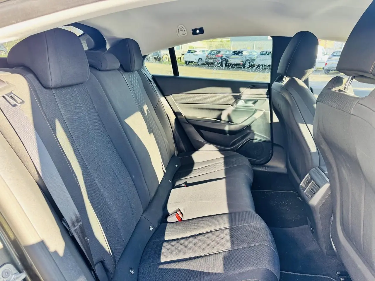 Vue intérieure arrière côté droit de la Peugeot 508 2019, montrant la banquette tissu noire avec appuie-têtes réglables.