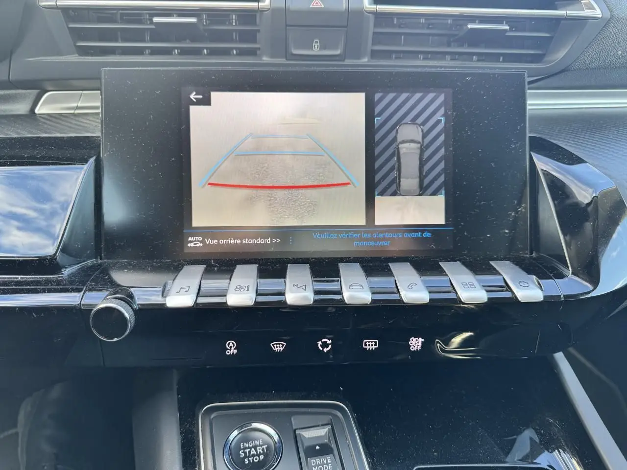 Vue rapprochée de l’écran tactile central du Peugeot 508 gris amazonite, affichant la caméra de recul et les commandes piano chromées.