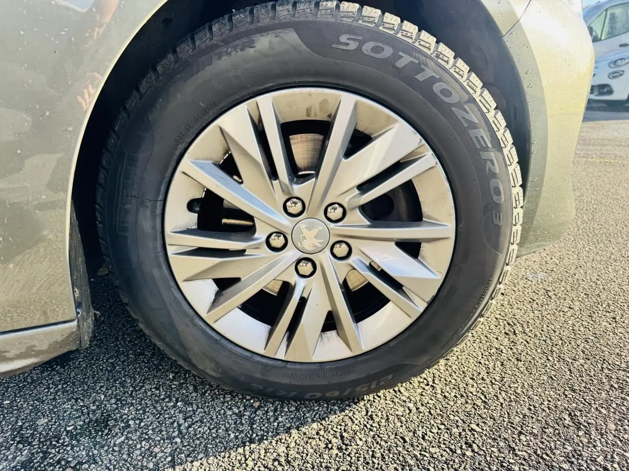 Gros plan sur la jante alliage 17'' Merion gris argentée du côté avant gauche d'une Peugeot 508 gris amazonite.