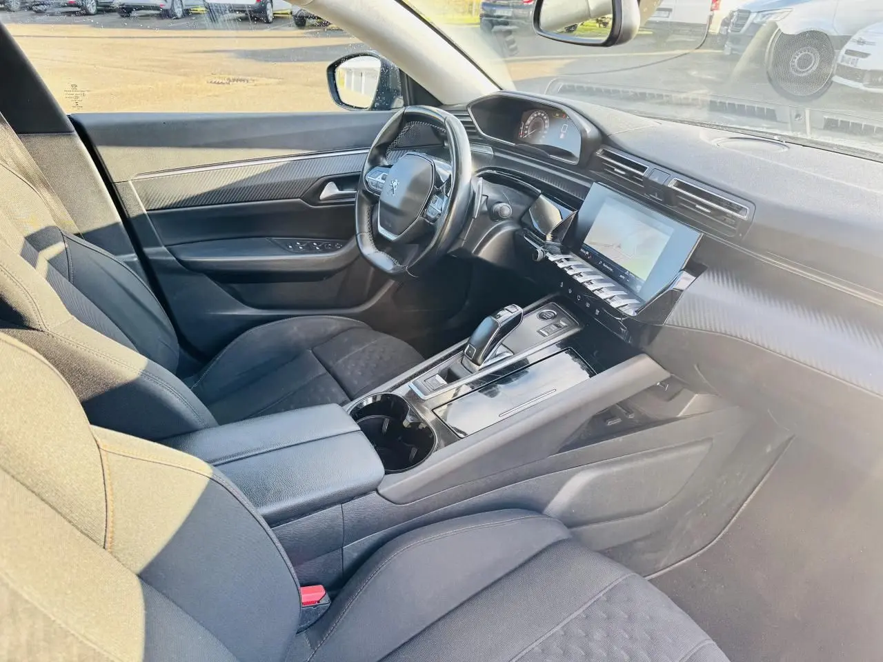Vue intérieure côté conducteur de la Peugeot 508 avec tableau de bord numérique et écran tactile 8 pouces.
