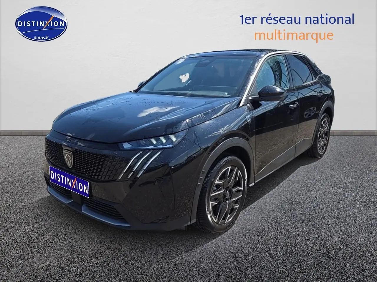 Peugeot 3008 Hybrid noir en 3/4 avant droit, avec phares LED et jantes alliage distinctives.