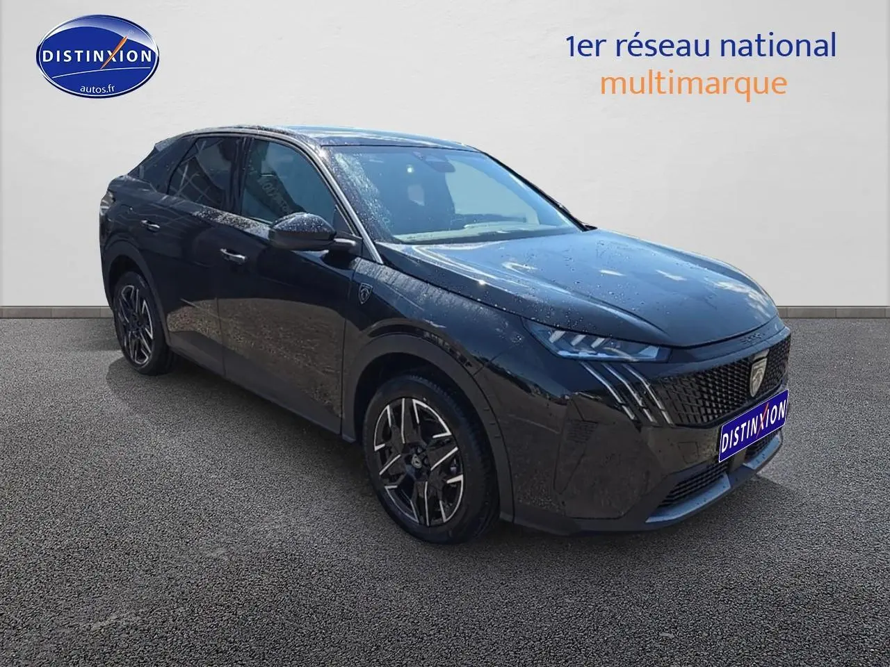 Peugeot 3008 Hybrid noir en 3/4 avant droit, avec jantes alu et phares LED distinctifs.