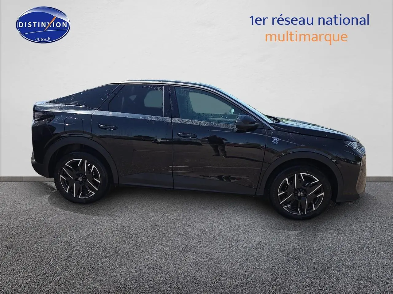 Vue de profil côté gauche d’un Peugeot 3008 Hybrid 145 GT e-dcs6 noir avec jantes alliage distinctives.