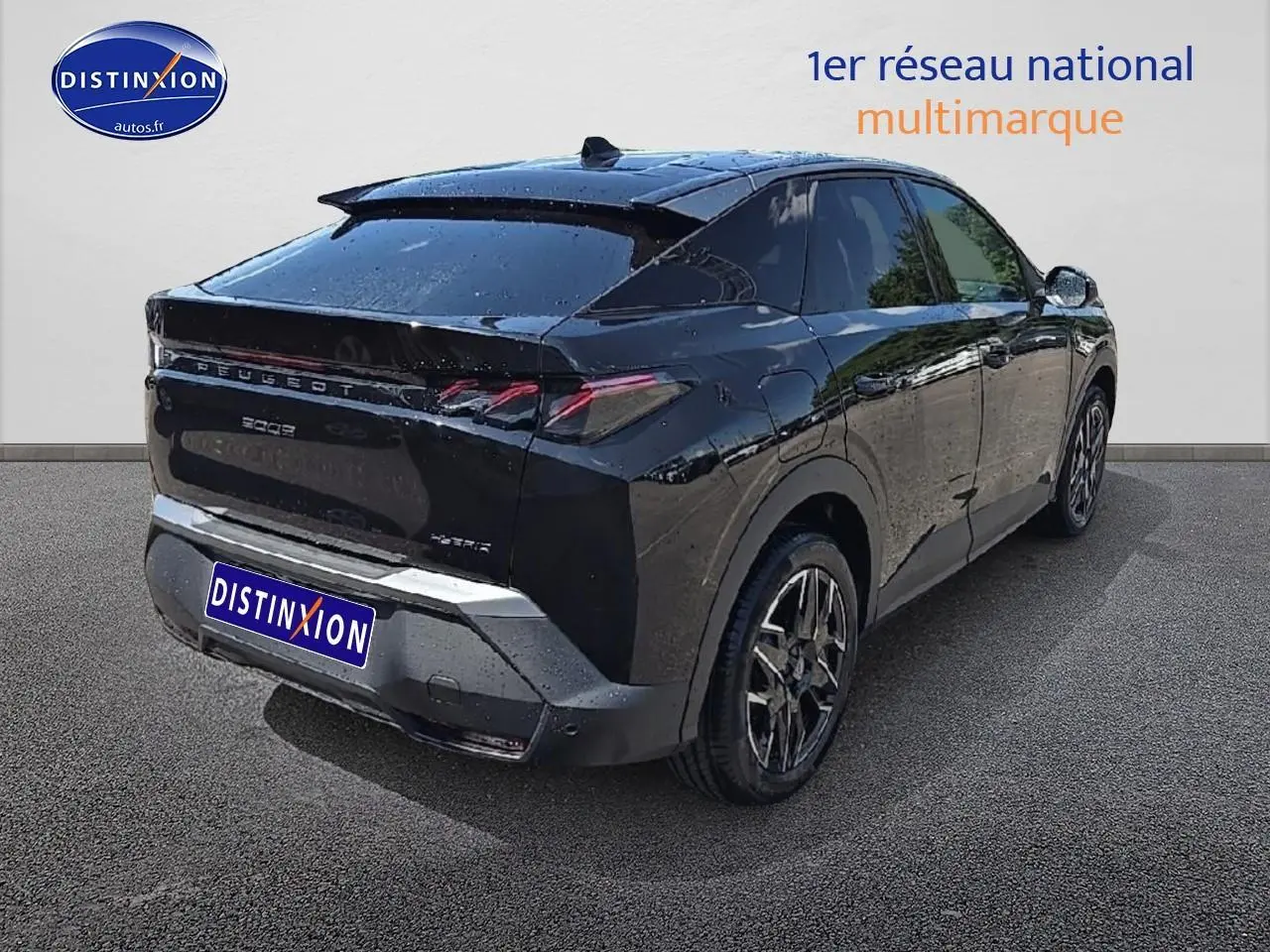 Vue 3/4 arrière droite d'un Peugeot 3008 Hybrid noir brillant avec jantes alu et feux arrière LED distinctifs.