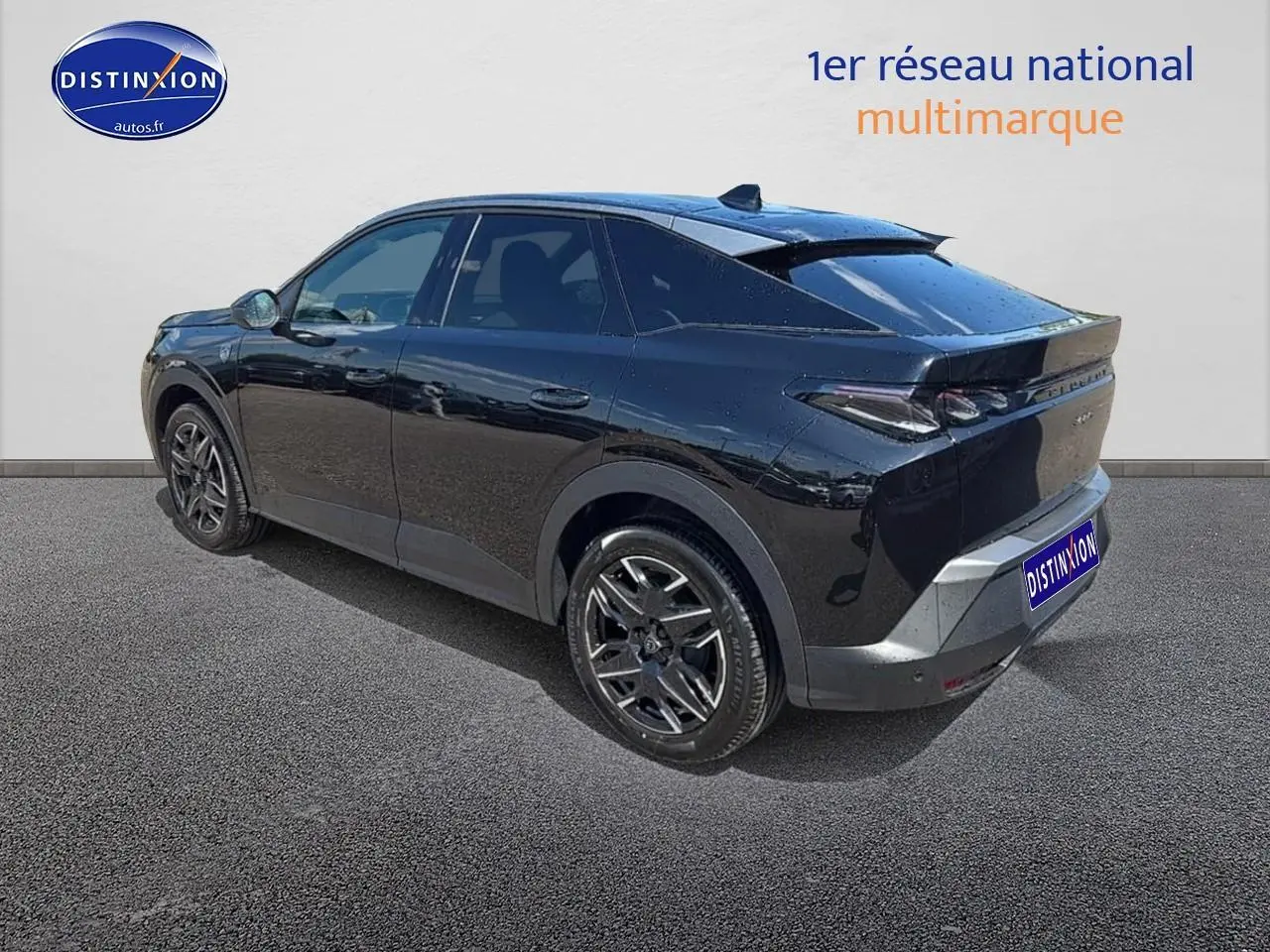 Peugeot 3008 Hybrid noir vu en 3/4 arrière droit avec jantes alu et feux arrière LED distinctifs.