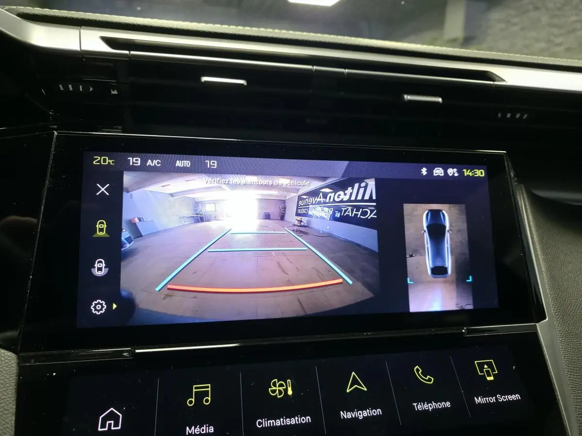 Écran tactile intérieur montrant la caméra de recul et vue 360° de la Peugeot 408 gris Selenium.